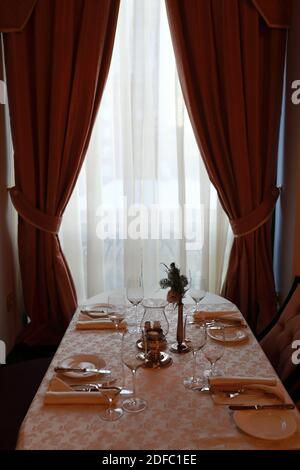 Esstisch mit Besteck für vier Personen im Restaurant Stockfoto