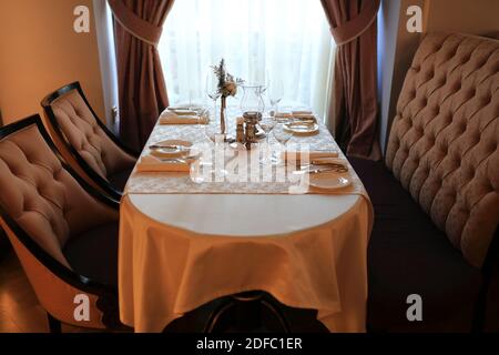 Tisch mit Besteck für vier Personen im Restaurant Stockfoto