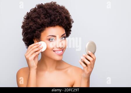 Nahaufnahme Porträt von ihr sie schön aussehende schöne fröhlich wellig-haarig Mädchen Anwendung Pulver Textmarker Bronzer Blusher suchen im Spiegel Stockfoto