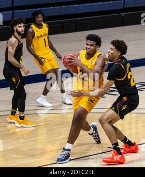 Hass Pavilion Berkeley Calif, USA. Dezember 2020. CA U.S.A. California Golden Bears Forward Andre Kelly #22 fährt während des NCAA Männer Basketballspiels zwischen Arizona State Sun Devils und den California Golden Bears 62-70 verloren im Hass Pavilion Berkeley Calif. Thurman James/CSM/Alamy Live News in den Korb Stockfoto