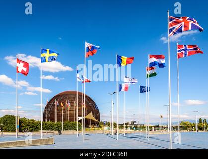 Der Globus der Wissenschaft und Innovation am CERN, dem Europäischen Rat für Kernforschung in der Nähe von Genf, mit den Flaggen der Mitgliedsstaaten. Stockfoto