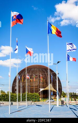 Der Globus der Wissenschaft und Innovation am CERN, dem Europäischen Rat für Kernforschung in der Nähe von Genf, mit den Flaggen der Mitgliedsstaaten. Stockfoto