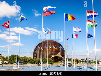 Der Globus der Wissenschaft und Innovation am CERN, dem Europäischen Rat für Kernforschung in der Nähe von Genf, mit den Flaggen der Mitgliedsstaaten. Stockfoto