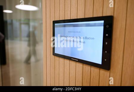 Stuttgart, Deutschland. Dezember 2020. Eine Anzeige bezieht sich auf einen Untersuchungsausschuss des landtags Baden-Württemberg zum Streit um einen Pavillon für die Expo in Dubai. Ursprünglich wollte eine Projektgesellschaft den Pavillon komplett mit Hilfe von Unternehmen finanzieren. Die geschätzten Gesamtkosten für den Bau und Betrieb des Pavillons und für die Teilnahme liegen jedoch bereits jetzt bei über 15 Millionen Euro - und der Staat haftet. Quelle: Marijan Murat/dpa/Alamy Live News Stockfoto