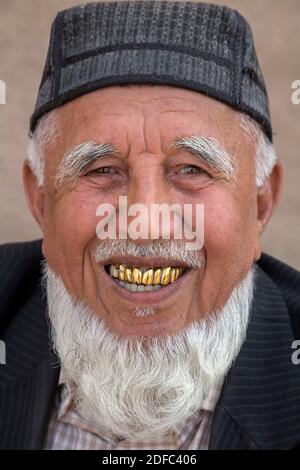 Usbekistan, Zentralasien, Porträt eines usbekischen Mannes mit goldenen Zähnen Stockfoto