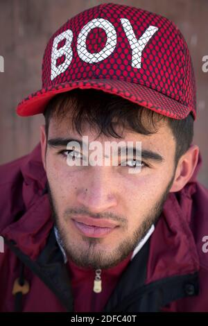 Tadschikistan, Provinz Gbao, tadschikischer Mann in Khorog mit Kindermütze, Porträt von Pamiri Stockfoto