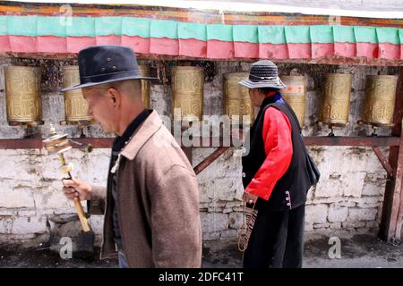 China, Tibet, Kora um den Jokhang Tempel in Lhasa, tibetische Menschen beten Stockfoto