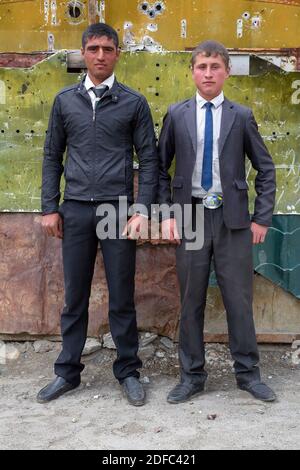 Tadschikistan, Provinz Gbao, zwei Männer mit Schuluniformen in Langar, Porträt von Pamiri Stockfoto