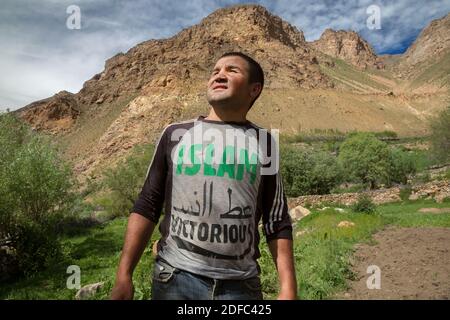 Tadschikistan, Porträt eines Mannes in Gbao mit einem siegreichen Islam-T-Shirt Stockfoto