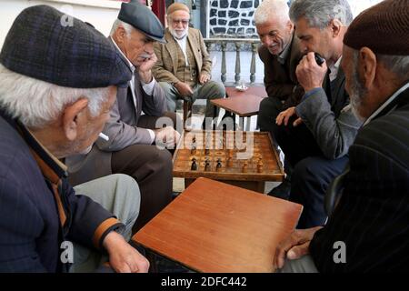 Türkei, Männer spielen Karten in lokalen Café in Mardin Stockfoto