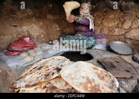 Pute, Frau, die traditionelles Pide Brot im Harran Ofen macht Stockfoto