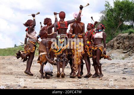 Äthiopien, Hamer Frauen tanzen während der Stierspringzeremonie (Ukuli Ritual) des Hamer Hamar Stammes Stockfoto