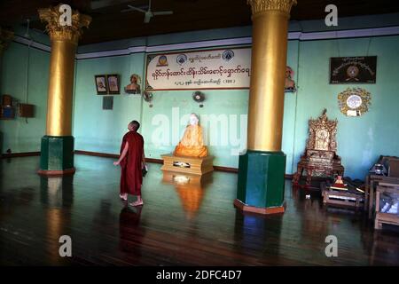 Myanmar (Burma), Yangon, buddhistischer Mönch, der in der Shwedagon Pagode spazierengeht Stockfoto