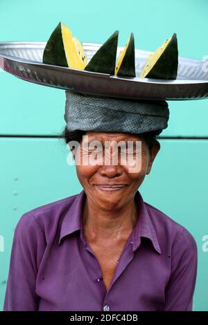 Myanmar (Burma), erstaunliches Porträt einer lustigen Frau in Rangun Stockfoto