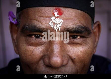 Nepal, Porträt des nepalesischen Newar-Mannes mit Tilak und Reiskörnern auf der Stirn Stockfoto