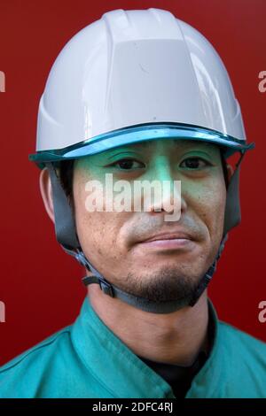 Japan, japanischer Arbeiter mit Helm in Tokio Stockfoto