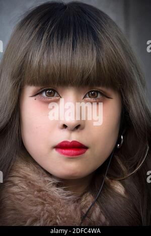 Japan, Japanisches Mädchen mit Lippenstift und Perücke in Tokio Stockfoto