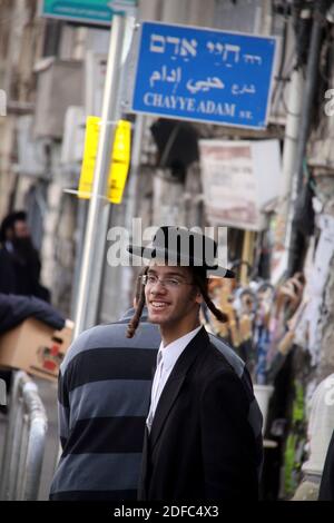 Israel, ultra-orthodoxen jüdischen Menschen in der Mea Shearim Nachbarschaft in Jerusalem Stockfoto