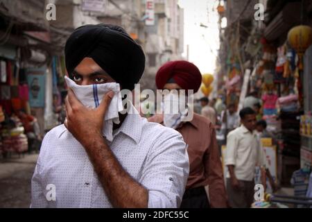 Indien, Sikh Männer gehen eine Straße in Neu Delhi tragen einen Turban und decken ihre Gesichter Stockfoto