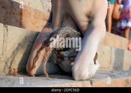 Indien, Naga sadhu sadhu baba Yoga während der Shivaratri-Feier in Varanasi Stockfoto