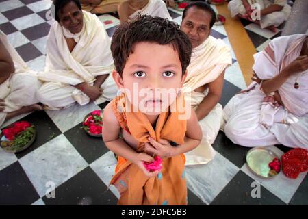 Indien, Gujarat, am Palitana Tempel, männliche Kleiderordnung in Jainism, Junge trägt dhoti Stockfoto