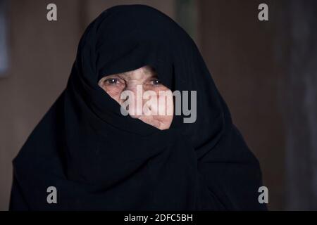 Iran, Porträt einer alten iranischen Frau in Niqab bedeckt Stockfoto