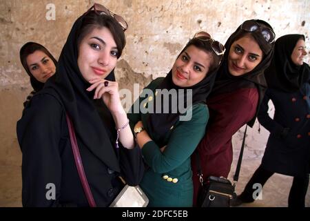 Iran, Fahraj, bedeckter Kopf der jungen muslimischen iranischen Frauen posiert in Masjed-e Jameh Stockfoto