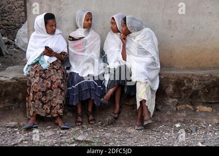 Äthiopien, eine Gruppe von äthiopisch-orthodoxen Mädchen sitzen zusammen in der Nähe der Kirche in Gonder reden Stockfoto