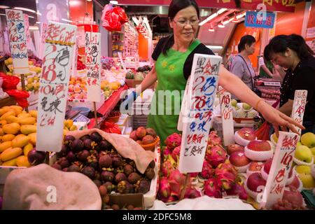 Hongkong, Frau, die Obst auf dem Markt verkauft Stockfoto