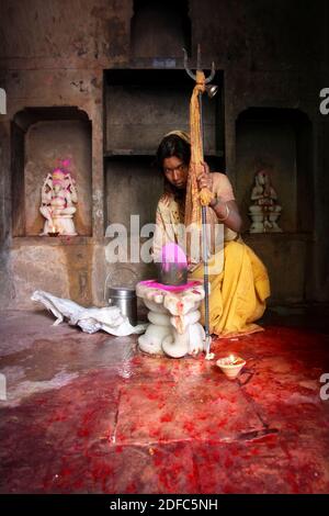 Indien, Hindu-Frau, Anhänger mit Shiva Lingam in einem Tempel in Vrindavan während Holi Stockfoto