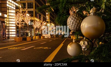 Berlin, Deutschland - 28. November 2020 - die berühmte Berliner Einkaufsstraße, Friedrichstraße im Herzen von Berlin, geschmückt zu Weihnachten - wegen Stockfoto