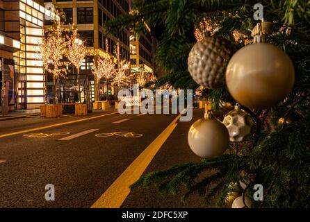 Berlin, Deutschland - 28. November 2020 - die berühmte Berliner Einkaufsstraße, Friedrichstraße im Herzen von Berlin, geschmückt zu Weihnachten - wegen Stockfoto