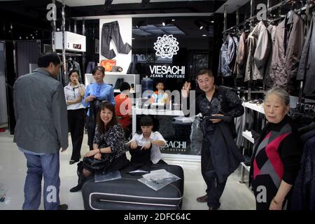 China, Guizhou, Viesachi Store imitieren die Marke Versace (Urheberrechtsverletzung) in Zhenyuan Stockfoto