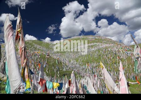 China, Sichuan, Ani gompa, Gebetsfahnen in der Nähe einer Himmelskräbnisstätte Stockfoto