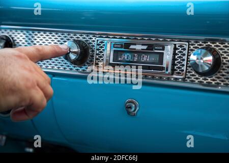 Kuba, Havanna, Radio mit Schwalben im alten amerikanischen Auto Stockfoto