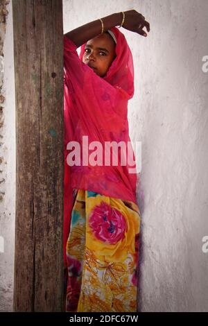 Äthiopien, schöne Harari Mädchen mit traditionellen farbigen Kleid in der Altstadt von Harar Stockfoto