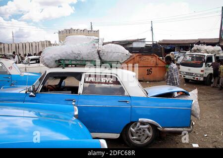 Äthiopien, Autos und Taxis am Eingang zur Altstadt von Harar, Parkplatz voller blauer Taxis Stockfoto