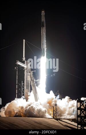 KENNEDY SPACE CENTER, FL, USA - 15. November 2020 - EINE SpaceX Falcon 9 Rakete mit der Crew Dragon Raumsonde der Firma wird auf der NASA SpaceX gestartet Stockfoto