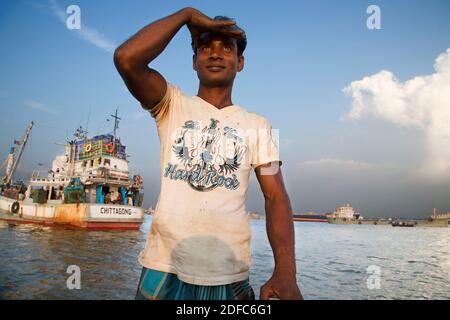 Bangladesch, Bootfahrer im Hafen von Chittagong Stockfoto