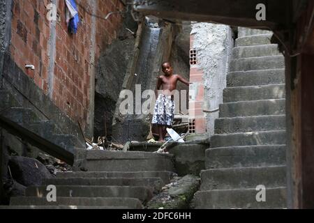 Brasilien, Rio de Janeiro, Porträt eines Jungen, der in der Favela Rocinha lebt Stockfoto