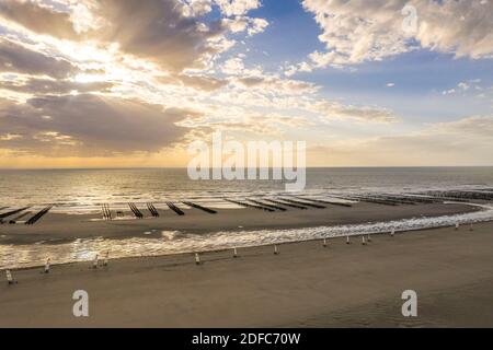 Frankreich, Somme (80), Somme-Bucht, Quend-Plage, Sandyachten am Quend Beach in der Nähe der Reihen der Muschelzüchter-Bouchots (Luftaufnahme) Stockfoto