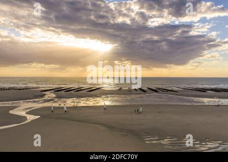 Frankreich, Somme (80), Somme-Bucht, Quend-Plage, Sandyachten am Quend Beach in der Nähe der Reihen der Muschelzüchter-Bouchots (Luftaufnahme) Stockfoto