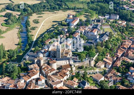 Frankreich, Deux Sevres, Parthenay, Ste Croix de Parthenay Kirche und die alte ummauerte Stadt (Luftaufnahme) Stockfoto