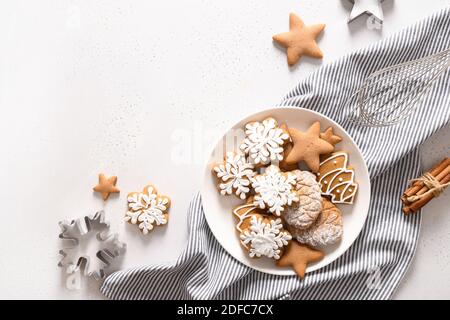 Weihnachten Lebkuchen glasierte Kekse in Teller auf weißem Hintergrund. Blick von oben. Flach liegend. Stockfoto