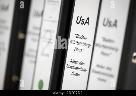 Stuttgart, Deutschland. Dezember 2020. In einem Untersuchungsausschuss des landtags Baden-Württemberg stehen Akten in einem Trolley zum Streit um einen Pavillon für die Expo in Dubai. Ursprünglich wollte eine Projektgesellschaft den Pavillon vollständig mit Hilfe von Unternehmen finanzieren. Die geschätzten Gesamtkosten für den Bau und Betrieb des Pavillons und für die Teilnahme liegen jedoch bereits jetzt bei über 15 Millionen Euro - und der Staat haftet. Quelle: Marijan Murat/dpa/Alamy Live News Stockfoto