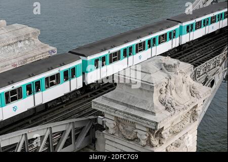 Frankreich, Paris, U-Bahn über die seine auf Höhe des Bahnhofs Austerlitz (Luftaufnahme) Stockfoto