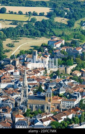 Frankreich, Deux Sevres, Parthenay, St Laurent Kirche und yhe alte mittelalterliche Stadt (Luftaufnahme) Stockfoto