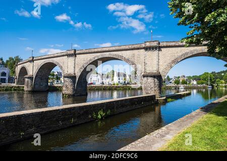 Frankreich, Finistere, regionaler Naturpark Armorica, Chateaulin, die alte Eisenbahnbrücke über die Aulne Stockfoto