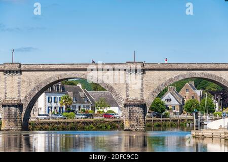 Frankreich, Finistere, regionaler Naturpark Armorica, Chateaulin, die alte Eisenbahnbrücke über die Aulne Stockfoto