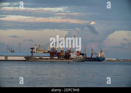 Tripolis, Libyen - 25. November 2020: Containerschiffe mit Ladekranen im Hafen von Tripolis Stockfoto